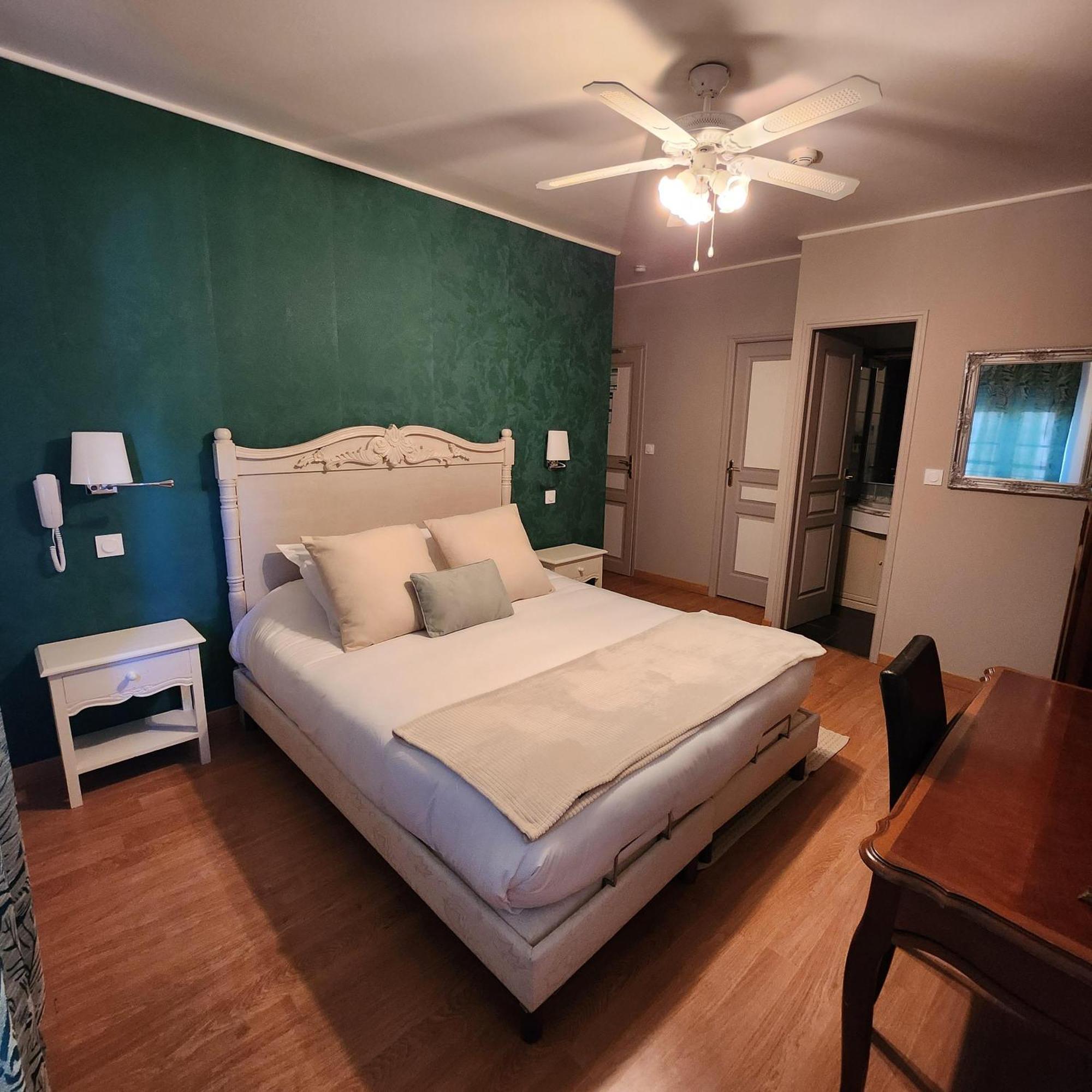 Hotel La Tour Perrier Eyrans-de Soudiac 외부 사진