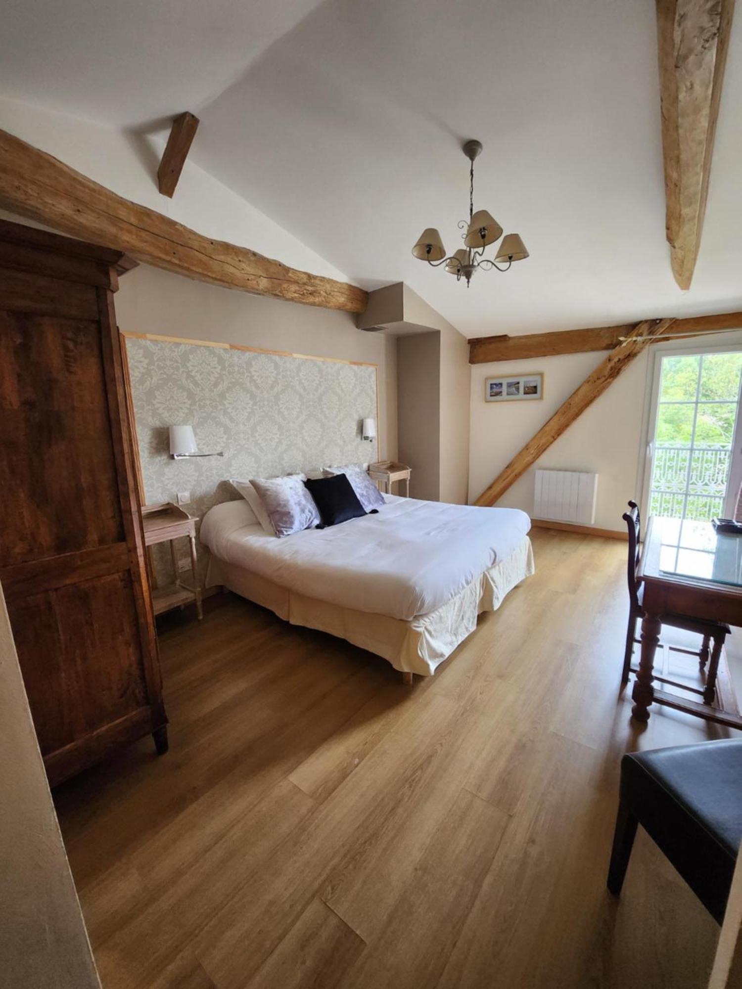 Hotel La Tour Perrier Eyrans-de Soudiac 외부 사진