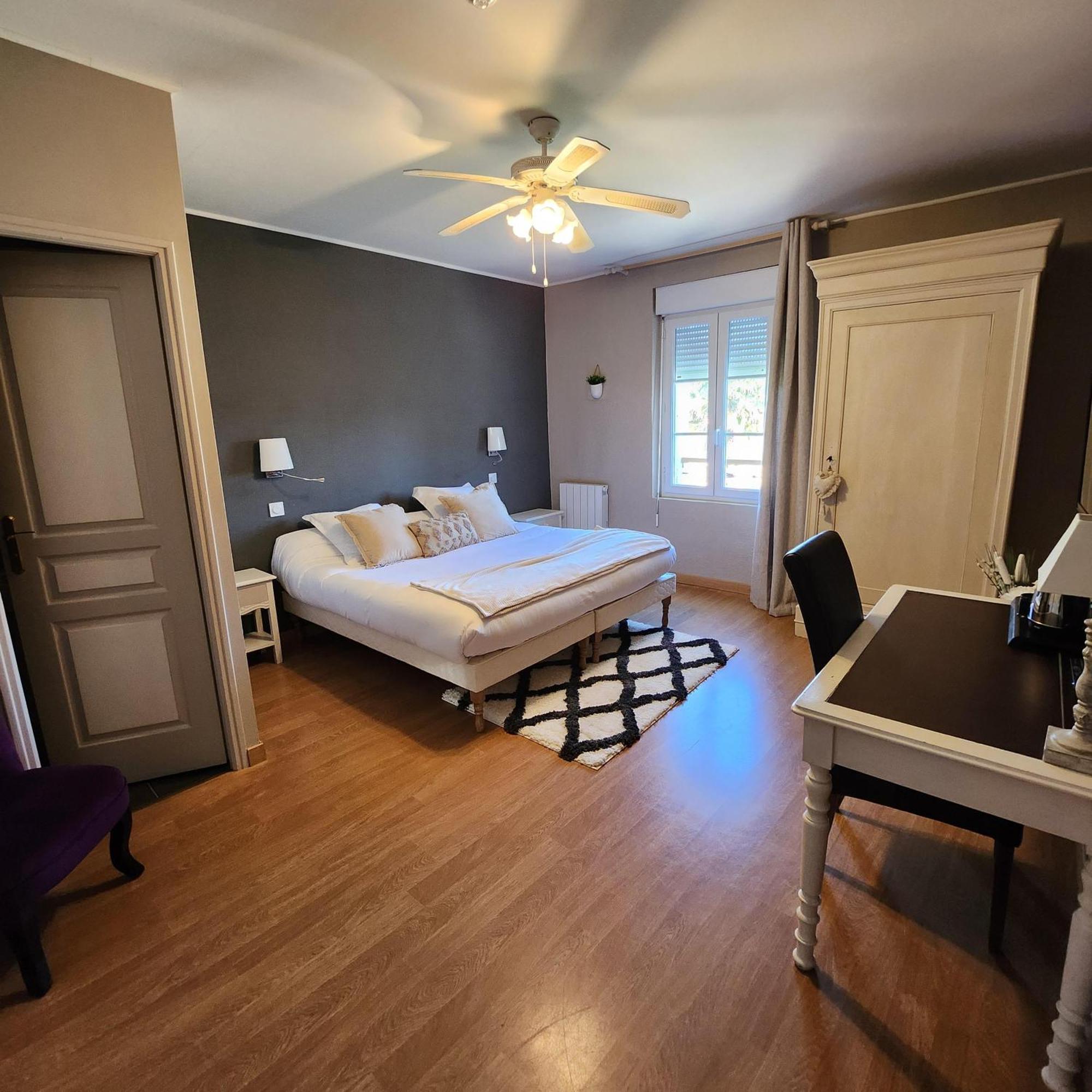 Hotel La Tour Perrier Eyrans-de Soudiac 외부 사진