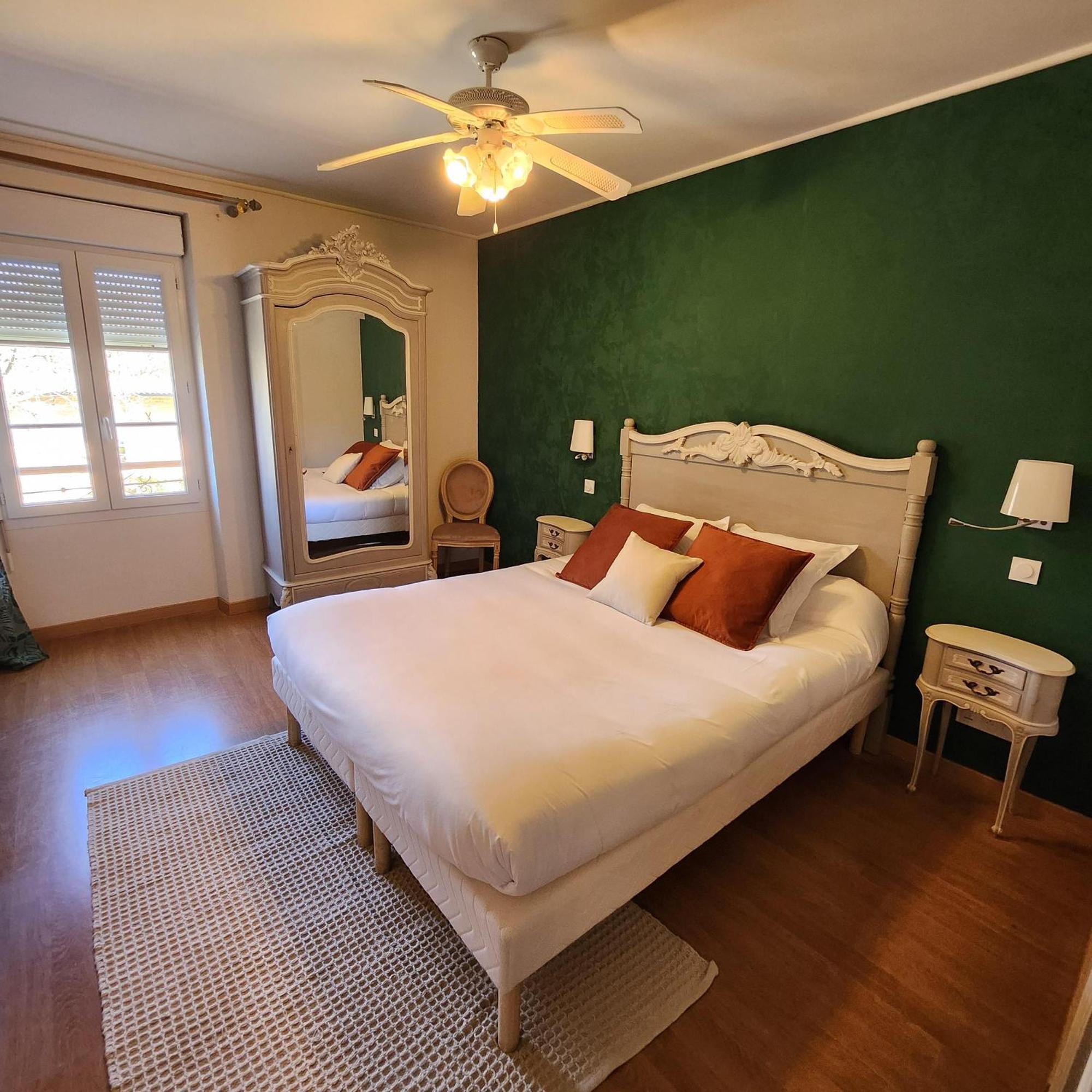 Hotel La Tour Perrier Eyrans-de Soudiac 외부 사진