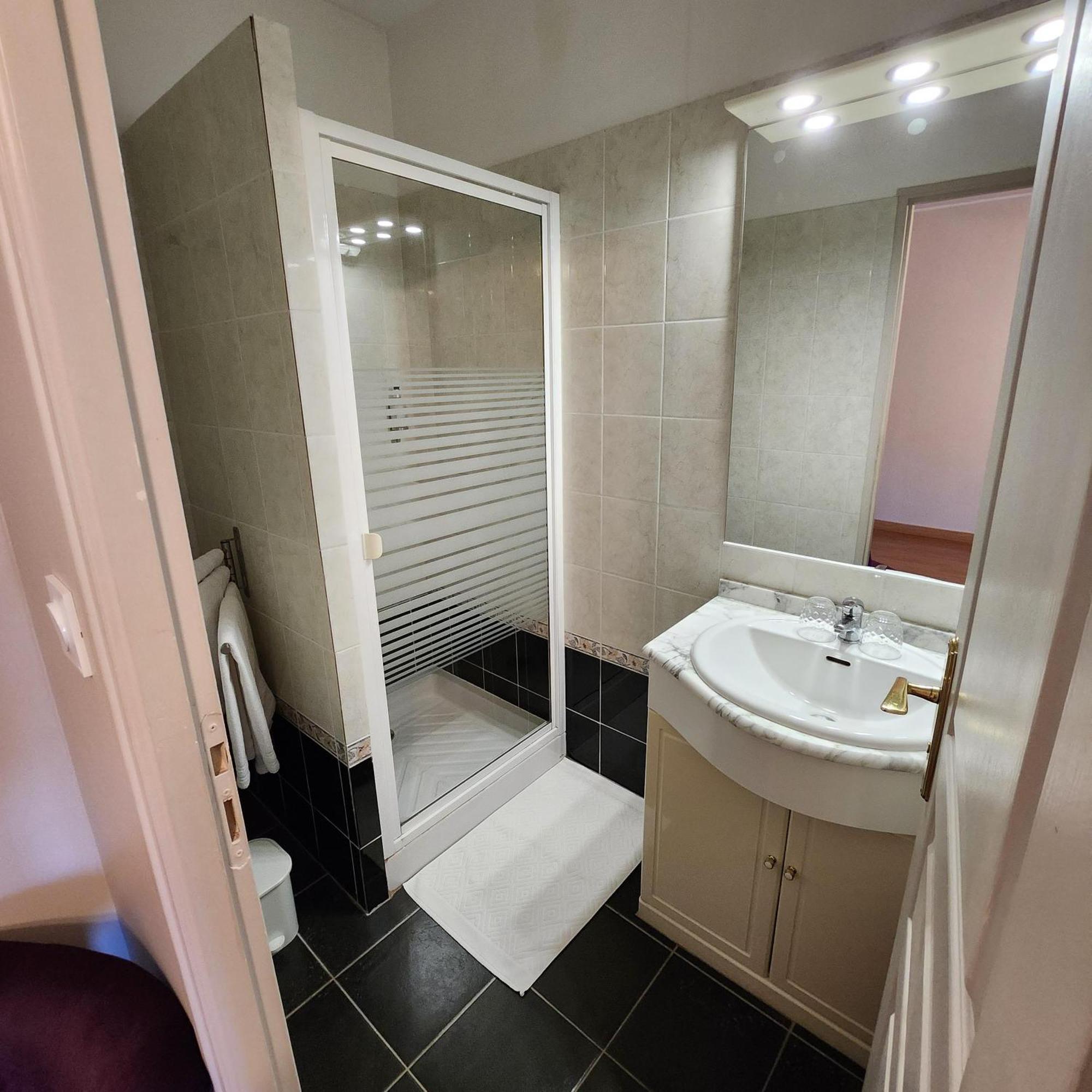 Hotel La Tour Perrier Eyrans-de Soudiac 외부 사진